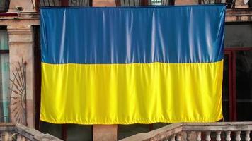 batumi, georgia, 2022 - ukrainische flagge auf dem gebäude. Ausdruck der Solidarität und Unterstützung für das ukrainische Volk. stoppt den krieg in der ukraine-bewegung video