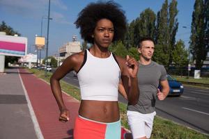 grupo multiétnico de personas en el jogging foto