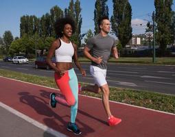 grupo multiétnico de personas en el jogging foto