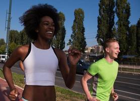 grupo multiétnico de personas en el jogging foto