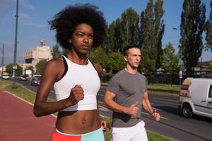 grupo multiétnico de personas en el jogging foto