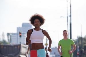 grupo multiétnico de personas en el jogging foto