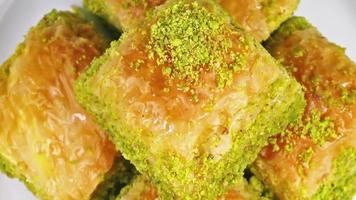 baklava op een draaiend dessertbord. video