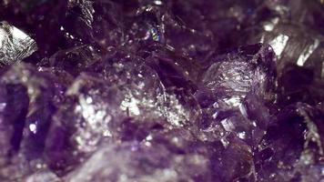 Amethyst aus nächster Nähe. Ultra-Makroaufnahme eines violetten Mineralamethysten, der sich dreht. video