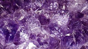 Amethyst aus nächster Nähe. Ultra-Makroaufnahme eines violetten Mineralamethysten, der sich dreht. video