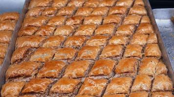 o baklava, vídeo de estoque de sobremesa turca é um vídeo incrível que consiste em baklava de sobremesa tradicional turca.
