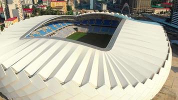 batumi, georgië, 2022 - luchtfoto vliegen over voetbalclub fc dinamo batumi stadion adjarabet arena. moderne architectuurgebouwen en voetbalstadions video