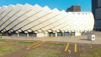 batumi, georgia, 2022 - vista aérea ascendente del estadio adjarabet arena del club de fútbol fc dinamo batumi. edificios de arquitectura moderna y estadios de fútbol video