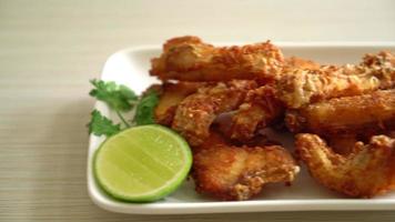 Ventre de vivaneau frit sur plaque blanche - style de cuisine asiatique video