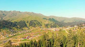 luchtfoto bakhmaro dorp panorama in de zomer. beroemde zomerbestemming voor reizen in de bergen van de Kaukasus. vakantiebestemming in guria, kaukasus video