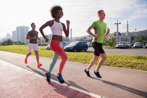 grupo multiétnico de personas en el jogging foto