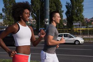 grupo multiétnico de personas en el jogging foto