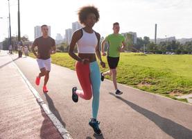 grupo multiétnico de personas en el jogging foto