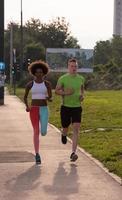 grupo multiétnico de personas en el jogging foto