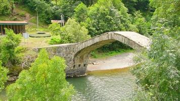 Le pont en arc de pierre sur la rivière ajaristskali, pont dandalo, géorgie video