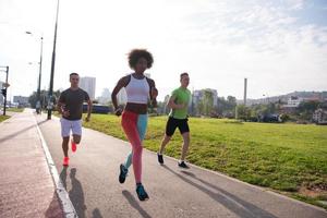 grupo multiétnico de personas en el jogging foto