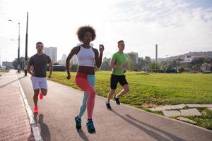 grupo multiétnico de personas en el jogging foto