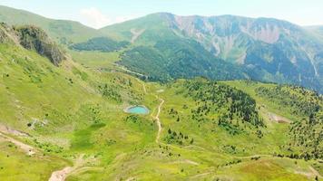 flygflyg över tre av fem shuamtasjöar i höga adjara med natursköna bergspanorama på sommaren video