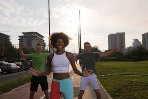 grupo multiétnico de personas en el jogging foto