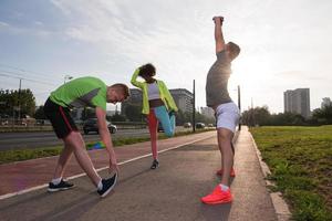 grupo multiétnico de personas en el jogging foto