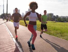 grupo multiétnico de personas en el jogging foto