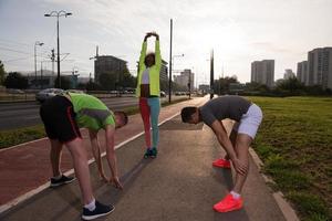 grupo multiétnico de personas en el jogging foto