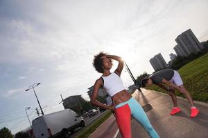 grupo multiétnico de personas en el jogging foto