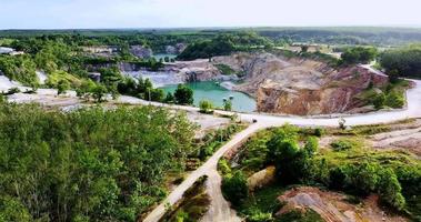 um grande buraco formado pela mineração, a vista é pitoresca e bonita. conceito de indústria de mineração video