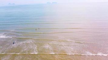 vue aérienne de la mer en été dans la province de trang, sud de la thaïlande, idéale pour des vacances d'été. idées de voyage d'été video