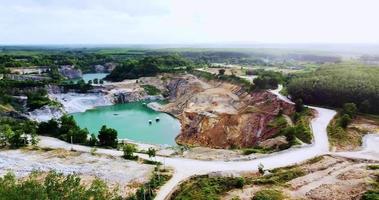 una grande buca formata da estrazione mineraria, il panorama è caratteristico e bellissimo. concetto di industria mineraria video