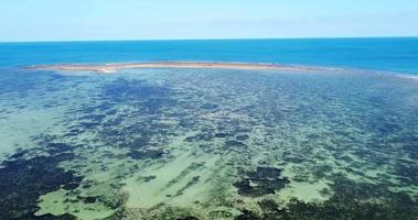 prachtig uitzicht vanuit de lucht op de zee. het uitzicht op zee van Koh Samui in Thailand is mooi en ontspannend. concept van zeetoerisme in thailand video