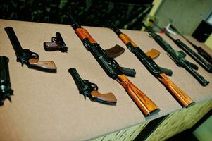 diferentes ametralladoras y revólveres en el campo de tiro. foto