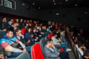 foto borrosa de la audiencia en el cine.