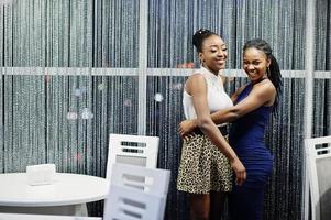 dos mujeres africanas vestidas posando en el restaurante. foto