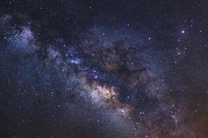 hermosa galaxia de la vía láctea en un cielo nocturno, fotografía de larga exposición, con grano. foto