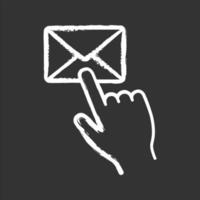 botón de correo haga clic en el icono de tiza. SMS. aplicación de correo electrónico Mensajero. mano presionando el botón de correo electrónico. Ilustraciones de vector pizarra