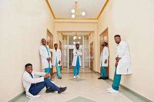 grupo de estudiantes de medicina masculinos africanos en la universidad. foto