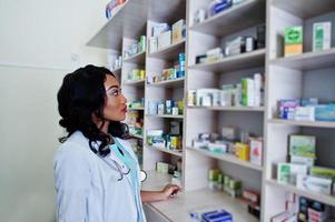 farmacéutico afroamericano que trabaja en la farmacia del hospital. salud africana. foto