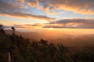 amanecer de la mañana en el punto de vista de phu chi phur, mae hong son del norte, tailandia. foto