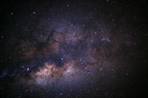 galaxia de la vía láctea de primer plano con estrellas y polvo espacial en el universo, fotografía de larga exposición, con grano. foto