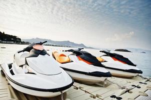 tres jet ski en un tranquilo mar azul de bodrum, turquía. foto