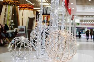 paisaje de año nuevo de decoraciones de guirnaldas blancas en el centro comercial. foto