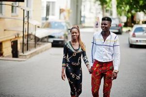 hermosa pareja afroamericana con estilo posó en la calle juntos en el amor. foto