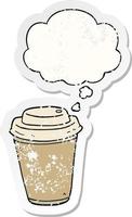 taza de café para llevar de dibujos animados y burbuja de pensamiento como una pegatina gastada angustiada vector