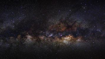 galaxia panorámica de la vía láctea en un cielo nocturno, fotografía de larga exposición, con grano. foto