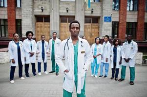 grupo de estudiantes de médicos africanos cerca de la universidad de medicina al aire libre. foto