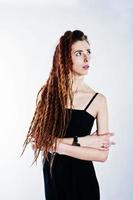 sesión de estudio de chica en negro con rastas sobre fondo blanco. foto