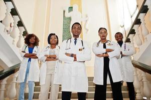 grupo de estudiantes de médicos africanos dentro de la universidad de medicina. foto
