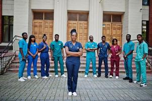 grupo de estudiantes de medicina africanos posaron al aire libre contra la puerta de la universidad. foto
