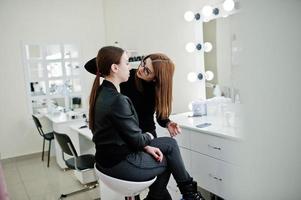 maquilladora trabaja en su salón de estudio de rostro de belleza. mujer solicitando por maestro de maquillaje profesional. concepto de club de belleza. foto